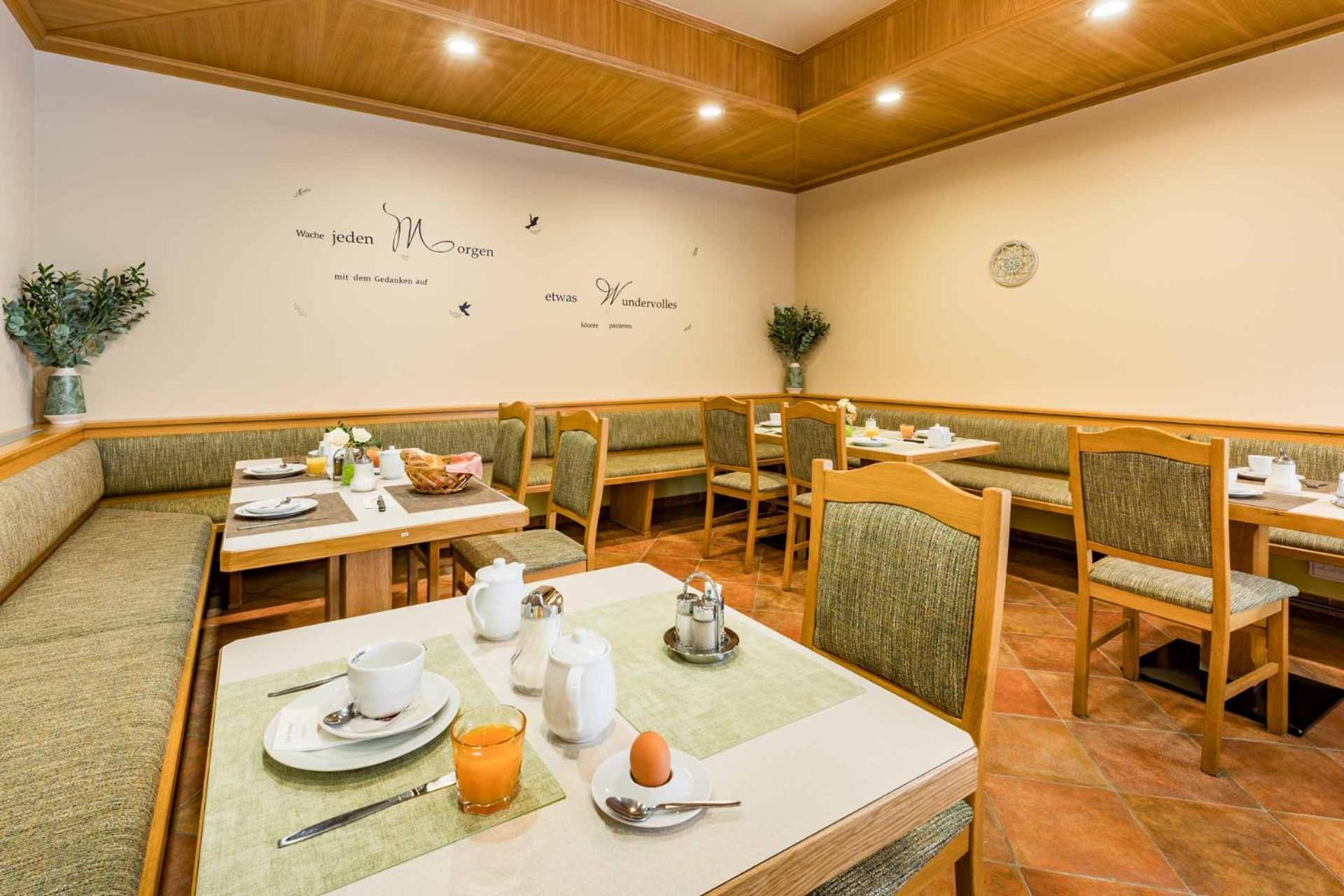 ווינר נוישטאדט Hotel Garni Steinfeld מראה חיצוני תמונה