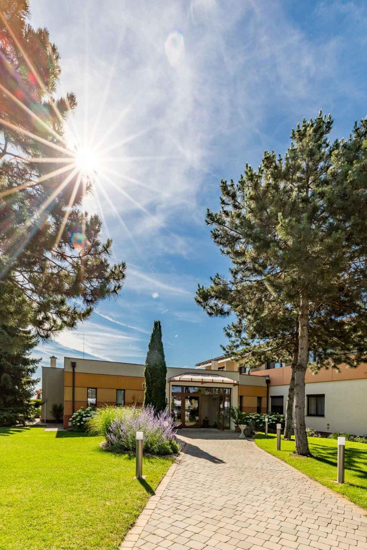 ווינר נוישטאדט Hotel Garni Steinfeld מראה חיצוני תמונה
