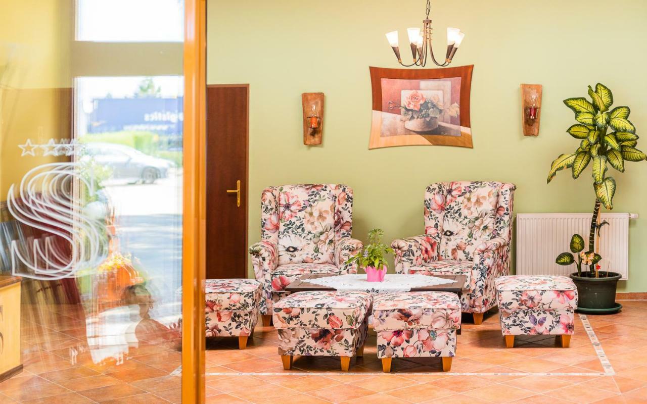ווינר נוישטאדט Hotel Garni Steinfeld מראה חיצוני תמונה