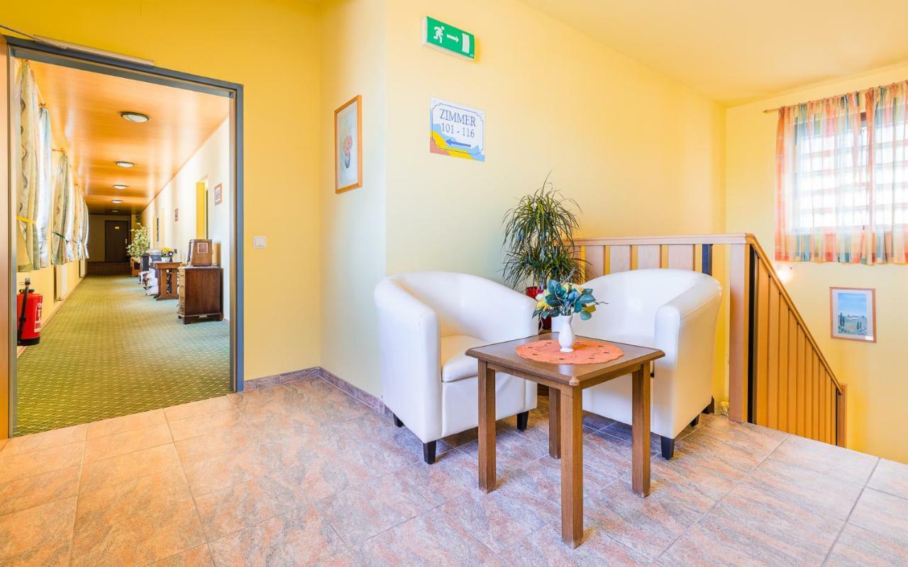 ווינר נוישטאדט Hotel Garni Steinfeld מראה חיצוני תמונה