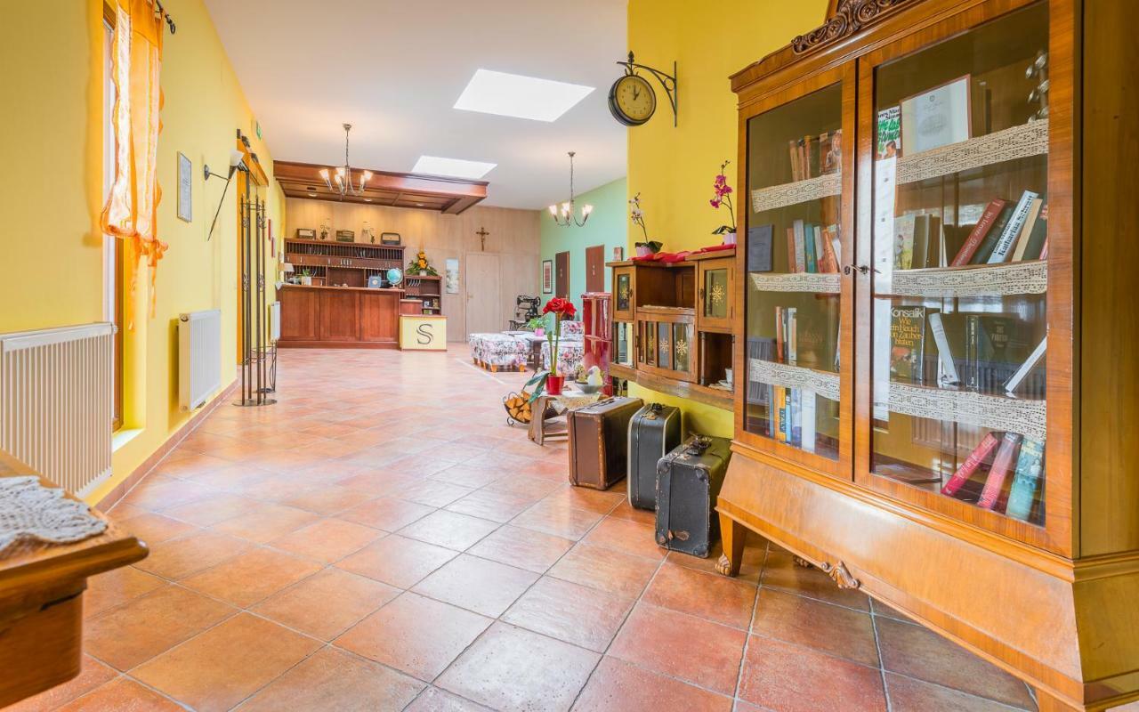 ווינר נוישטאדט Hotel Garni Steinfeld מראה חיצוני תמונה