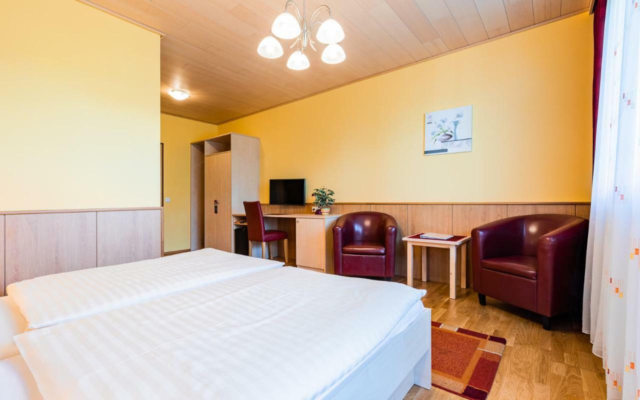 ווינר נוישטאדט Hotel Garni Steinfeld מראה חיצוני תמונה