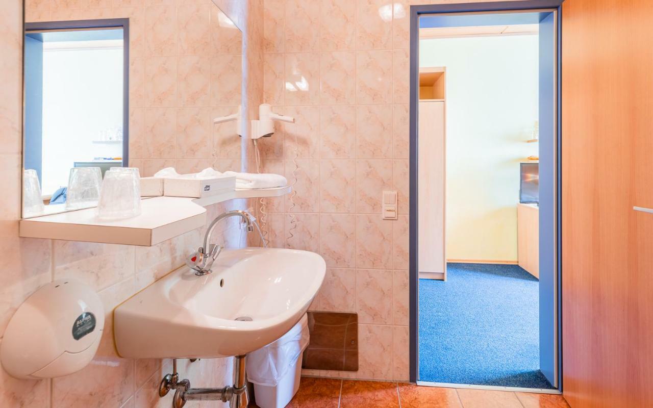 ווינר נוישטאדט Hotel Garni Steinfeld מראה חיצוני תמונה