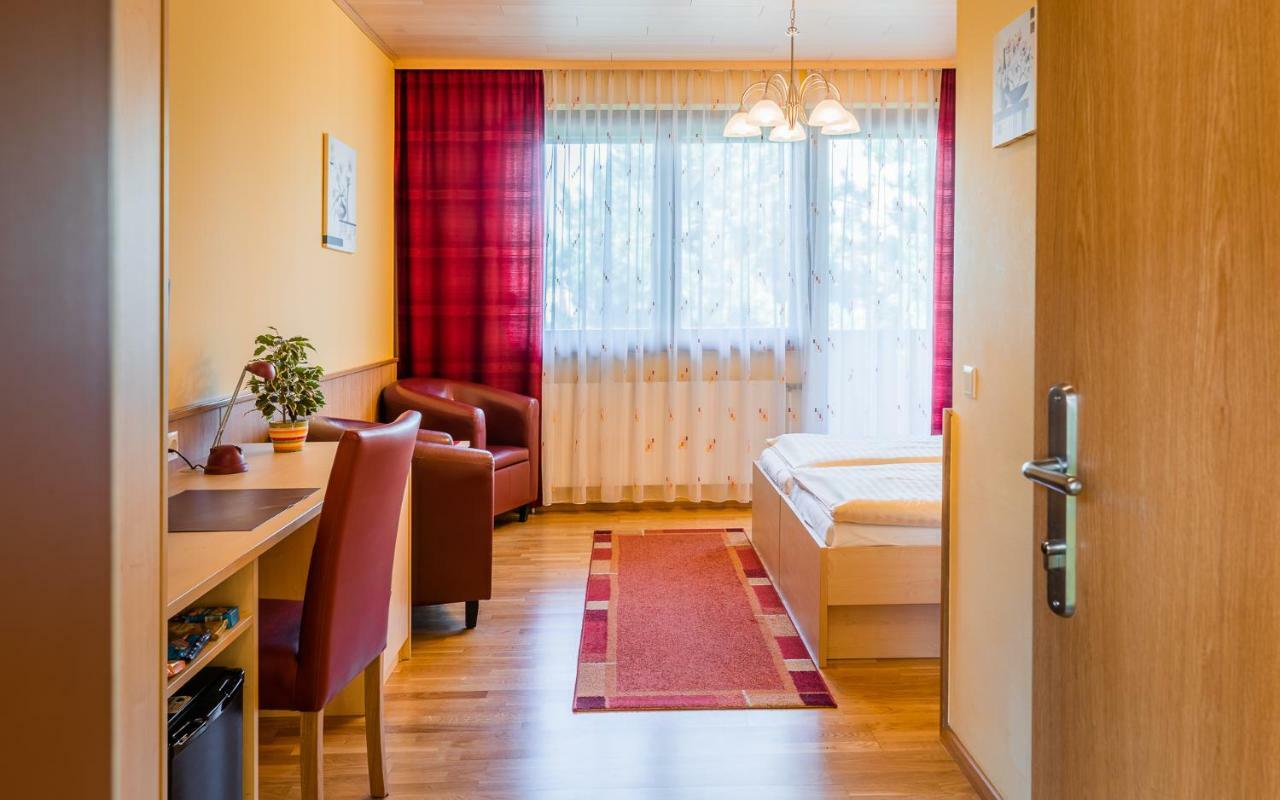 ווינר נוישטאדט Hotel Garni Steinfeld מראה חיצוני תמונה