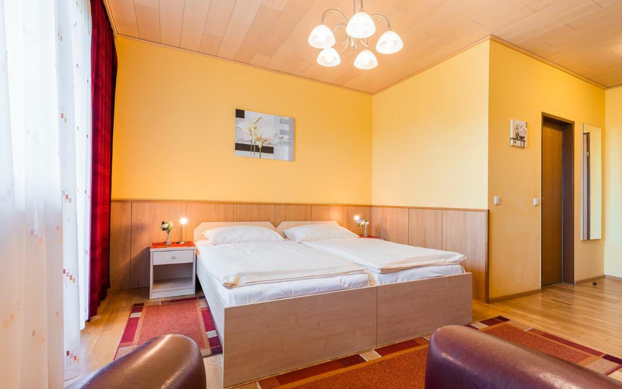 ווינר נוישטאדט Hotel Garni Steinfeld מראה חיצוני תמונה